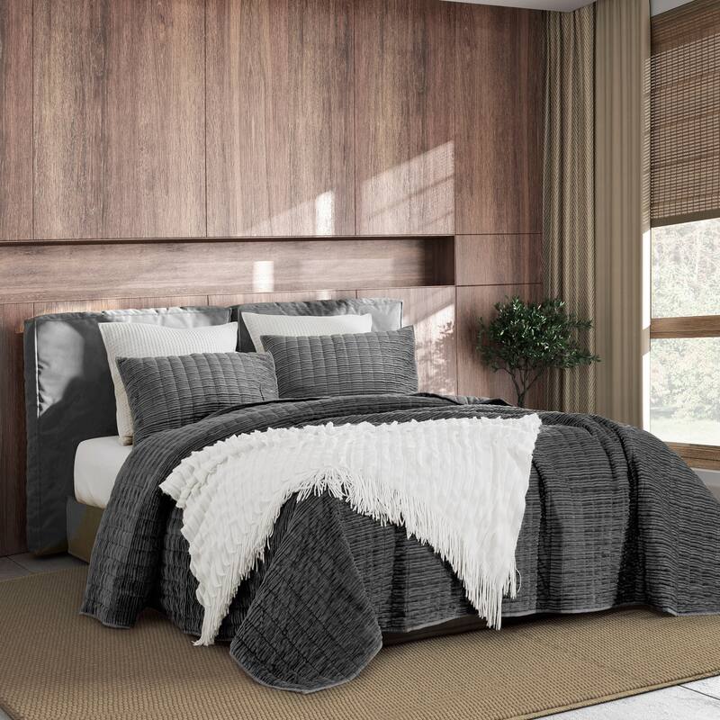 Wonderful Velvet 3 Piece Quilt Set