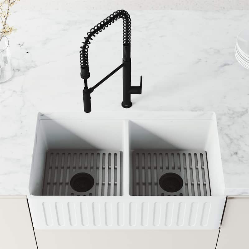 VIGO Sterling 23" H Single Handle Pull-Down Sprayer Kitchen Faucet