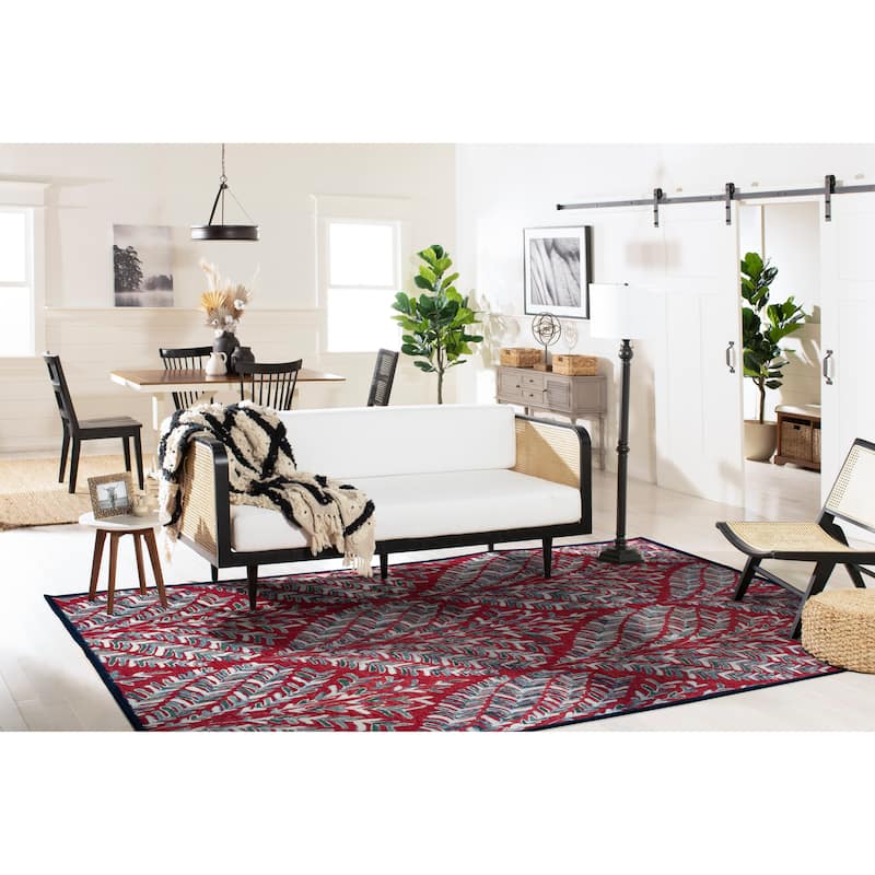 SAFAVIEH Handmade Capri Ilianka Wool Rug
