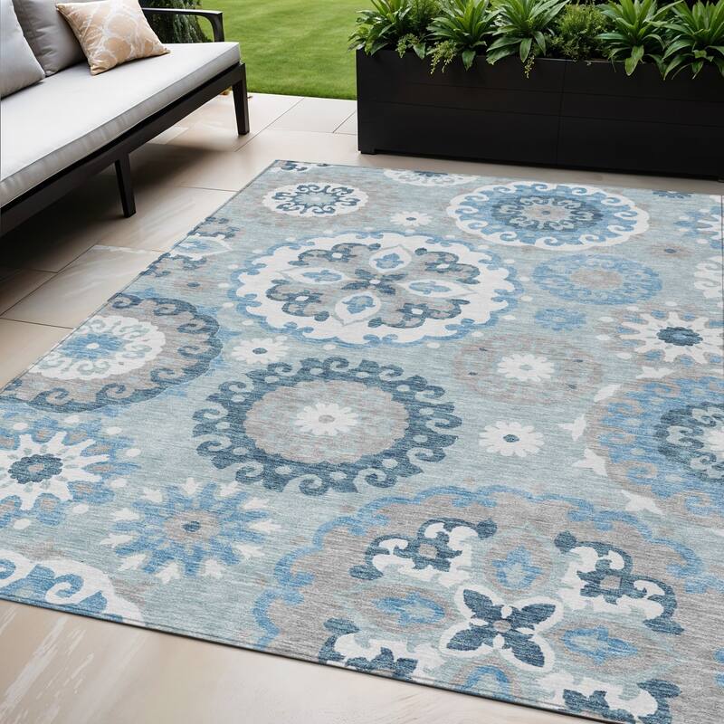 HomeRoots Floral Medallion Transitional Rectangle Outdoor Rug - 5' X 8'