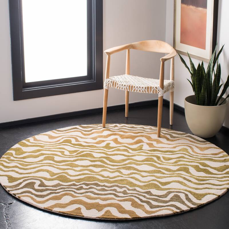 SAFAVIEH Handmade Soho Cherrelle Tribal N.Z. Wool Rug - 6' Round - Beige/Brown