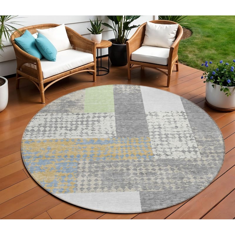 HomeRoots Geometric Transitional Rectangle Outdoor Rug - 8' Round