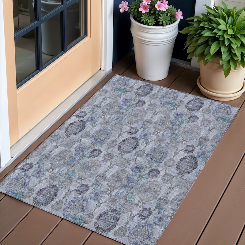 HomeRoots Damask Transitional Rectangle Outdoor Rug - 3' x 5'