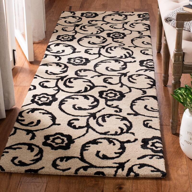 SAFAVIEH Handmade Soho Britta Scroll N.Z. Wool Rug - 2'6" x 12' Runner - Beige/Black