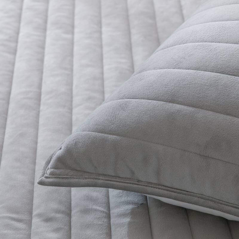 Wonderful Velvet 3 Piece Quilt Set