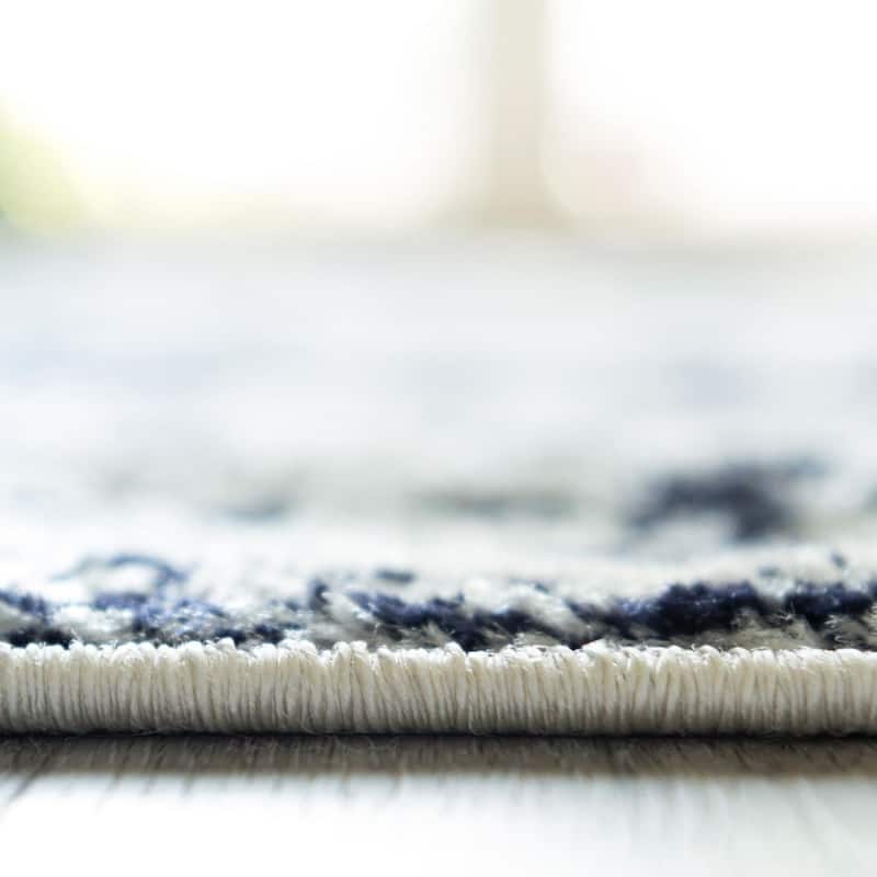 Traditional Brenda Collection Area Rug