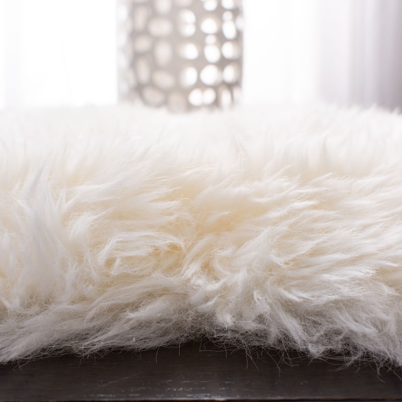 SAFAVIEH Handmade Natural Sheepskin Leanca 3.4-inch Thick Rug