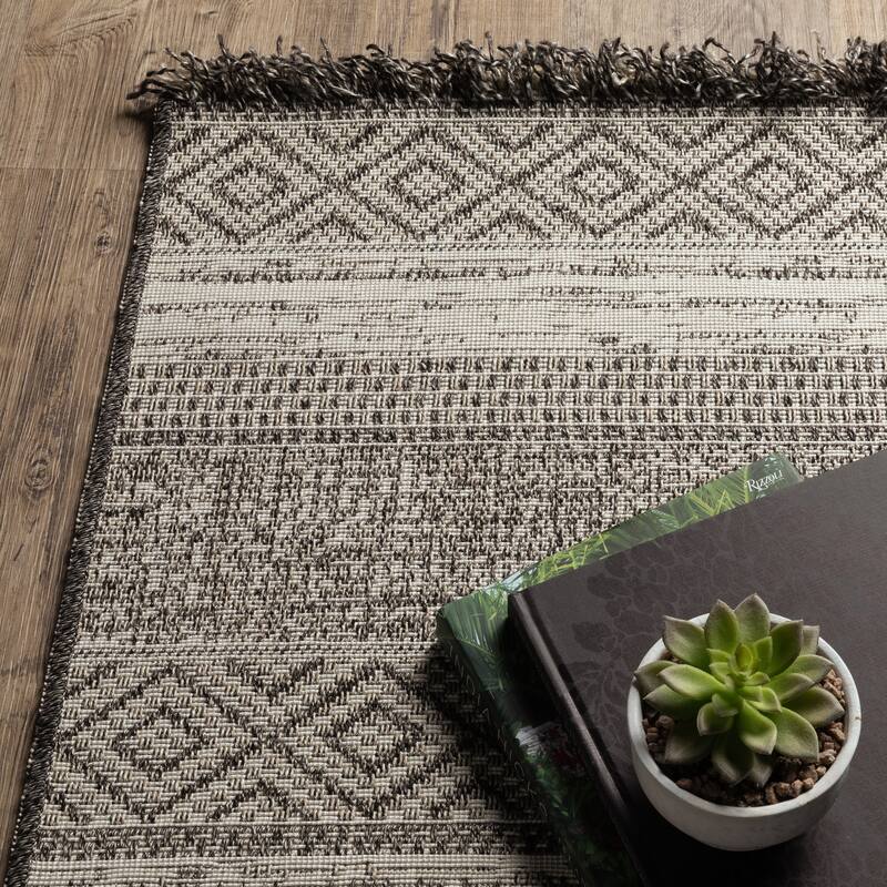 Style Haven Grayton Southwestern Influence Beige/ Black Indoor-Outdoor Fringe Edge Rug