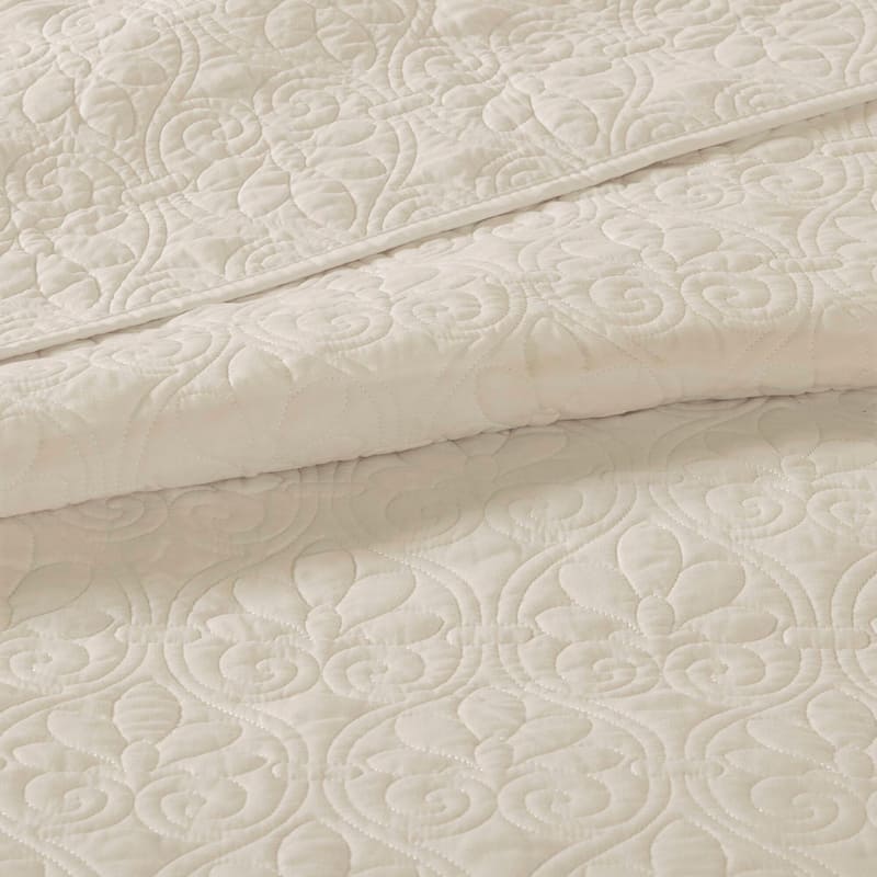 Madison Park Mansfield Reversible Oversized 3-piece Solid Texture Bedspread Quilt Set with Matching Shams