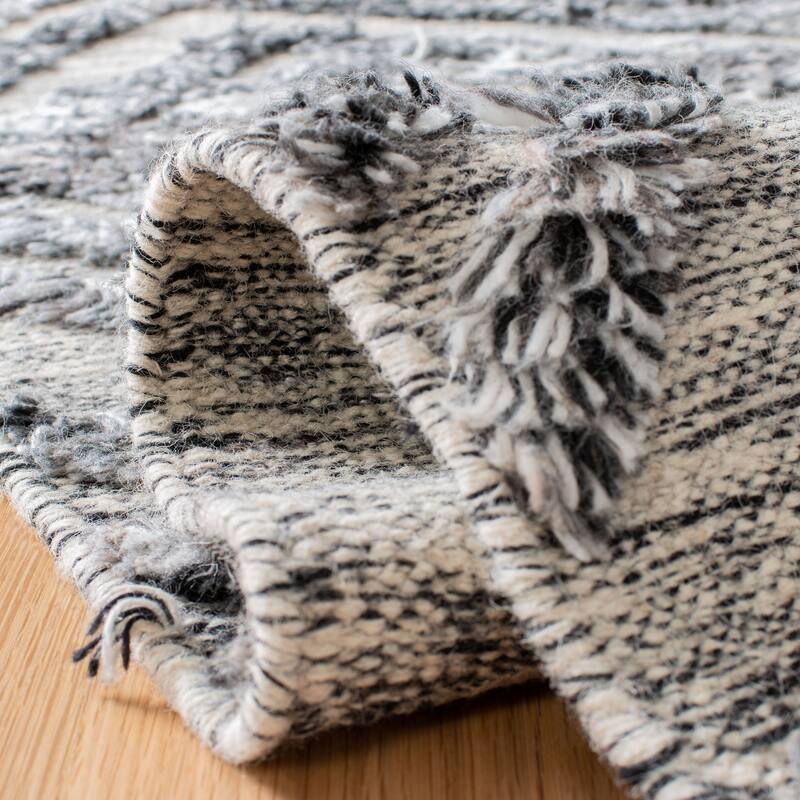 SAFAVIEH Hand-Knotted Casablanca Shag Maite Tribal Wool Rug
