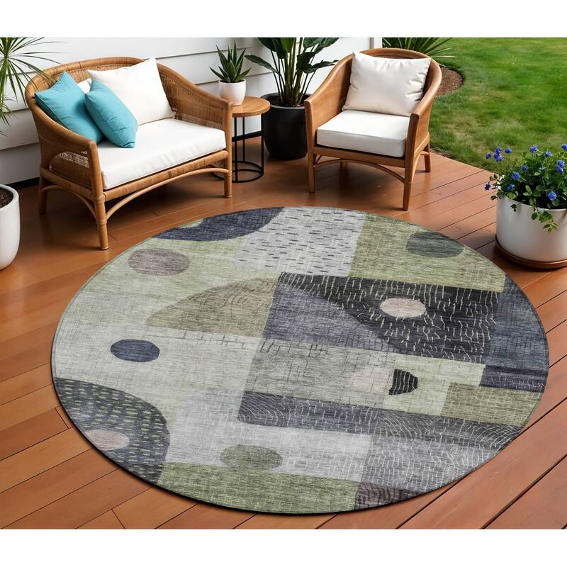 HomeRoots Geometric Transitional Rectangle Outdoor Rug - 8' Round