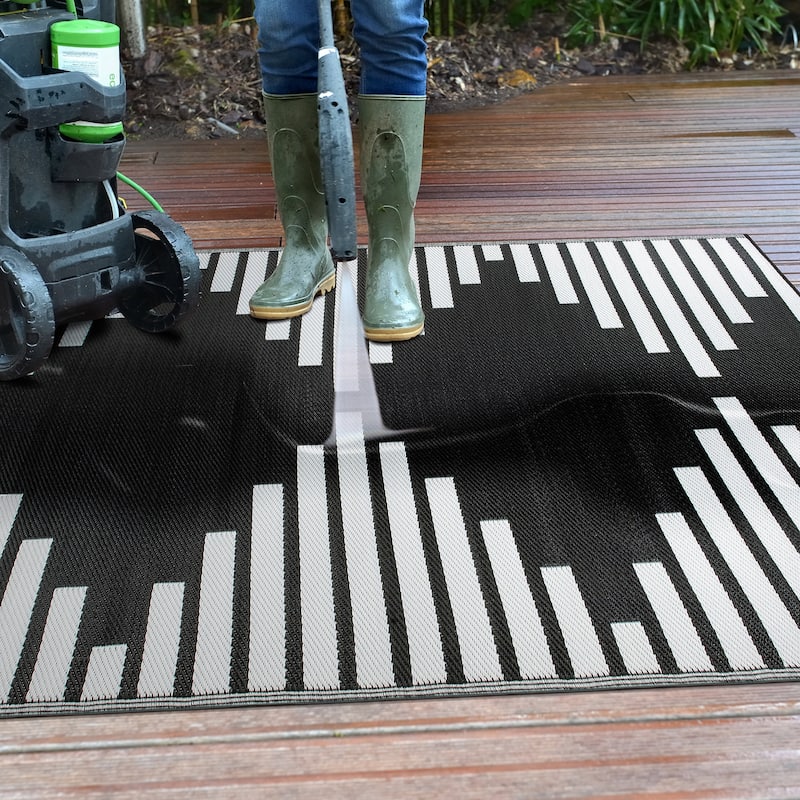 World Rug Gallery Bohemian Stripe Diamond Reversible Recycled Plastic Outdoor Rugs