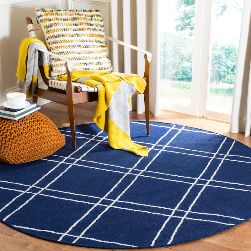 SAFAVIEH Handmade Flatweave Dhurries Preciosa Moroccan Wool Rug - 6' Round - Navy/Ivory