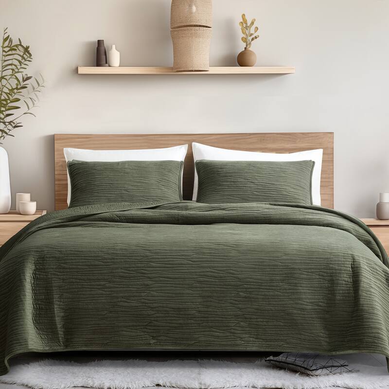 Wonderful Velvet 3 Piece Quilt Set