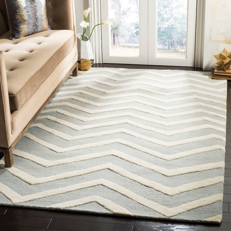 SAFAVIEH Handmade Cambridge Terttu Chevron Wool Rug - 4' x 6' - Grey/Ivory