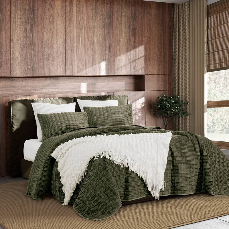 Wonderful Velvet 3 Piece Quilt Set