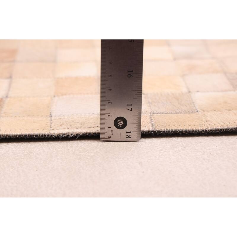 ECARPETGALLERY Handmade Cowhide Patchwork Beige Leather Rug - 4'0 x 6'0