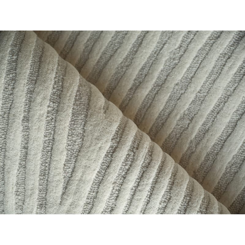 Entro Handmade New Zealand Wool Silver/Ivory Area Rug.
