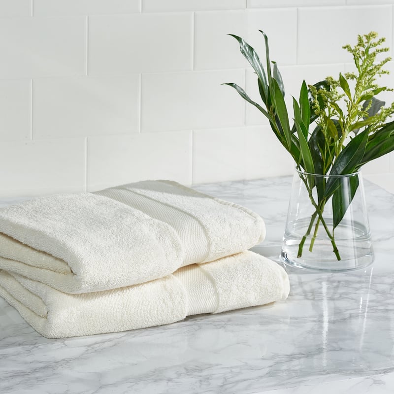 SAFAVIEH Plush Bath Towel (Set of 2) - 27" W x 54" H
