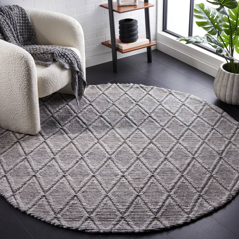 SAFAVIEH Handmade Marbella Gotelinde Wool Rug - 6' Round - Light Grey/Black