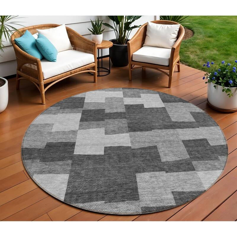 HomeRoots Geometric Transitional Rectangle Outdoor Rug - 8' Round