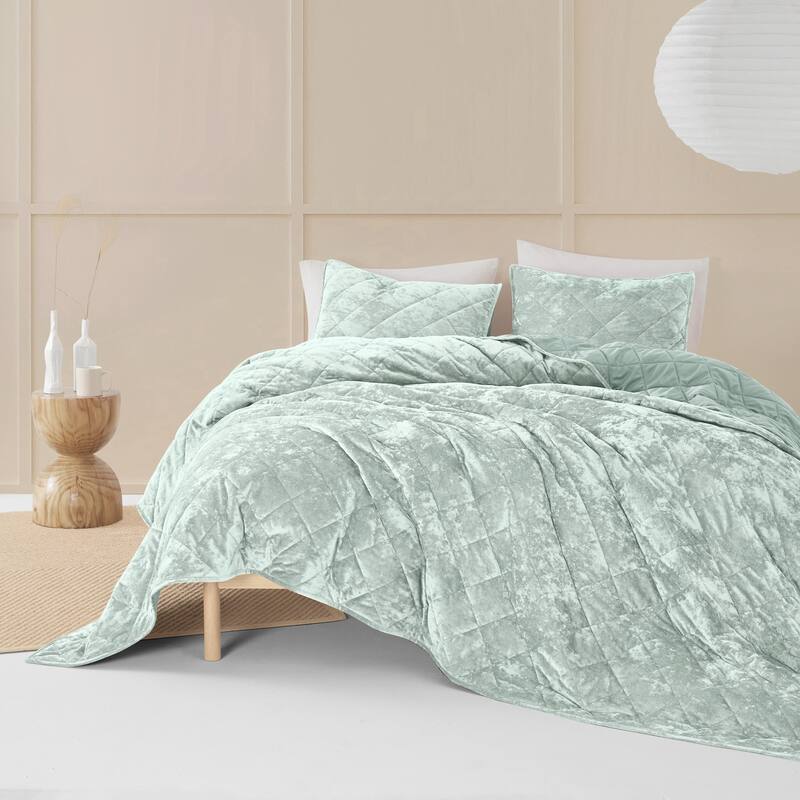 Wonderful Diamond Velvet 3 Piece Quilt Set
