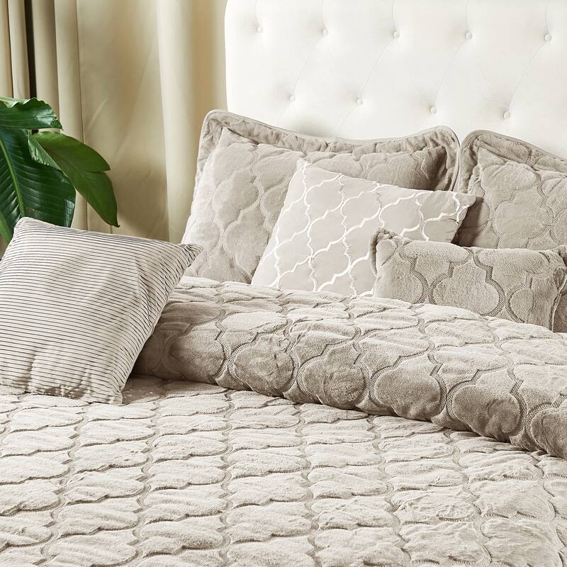 FauxFur Moroccan Design 7-piece Embroidered Quilt Set