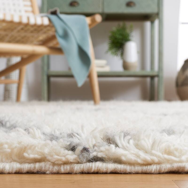SAFAVIEH Handmade Kenya Gunel Moroccan Boho Wool Rug