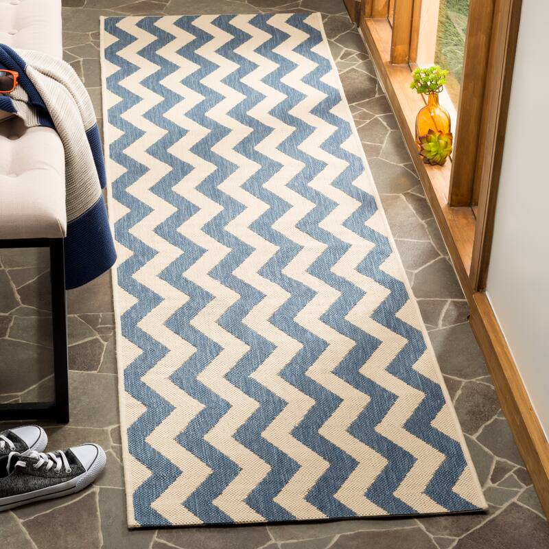 SAFAVIEH Courtyard Merlene Chevron Indoor/ Outdoor Waterproof Patio Backyard Rug
