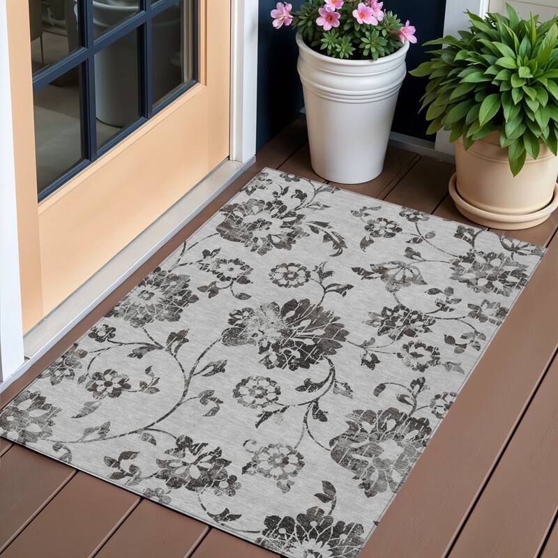HomeRoots Floral Transitional Rectangle Outdoor Rug - 3' x 5'