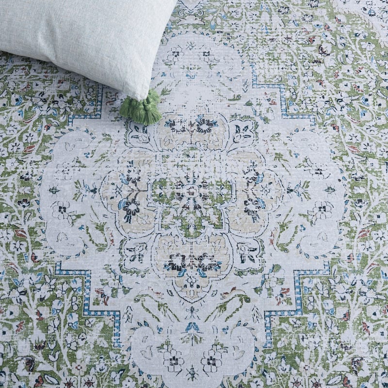 SAFAVIEH Tucson Machine Washable Slip Resistant Willa Traditional Rug