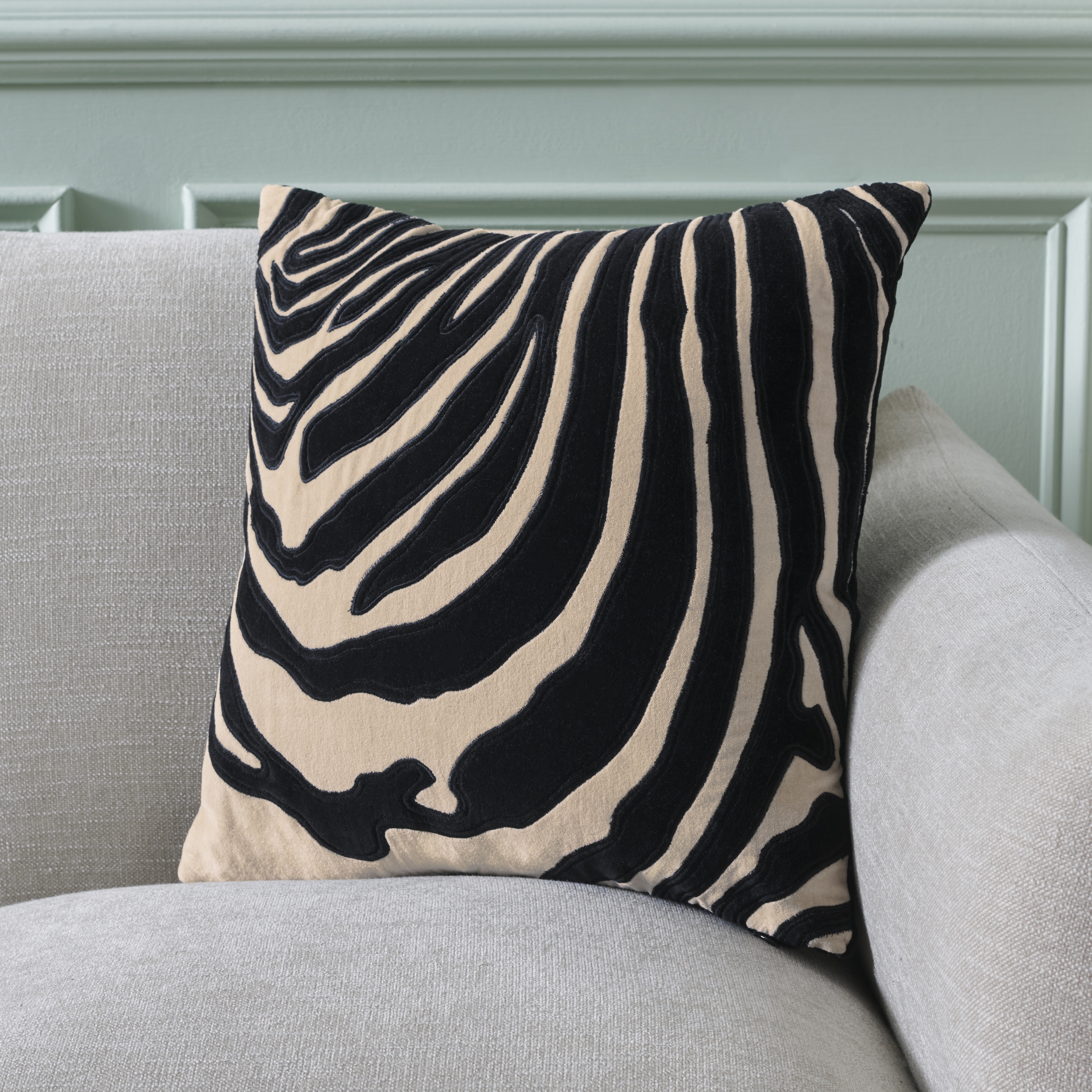 SAFAVIEH Home Spyro 18-inch Square Black/Ivory Cotton Velvet Decorative Throw Pillow