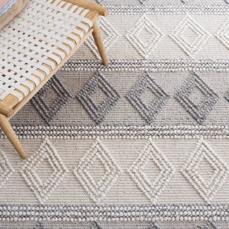 SAFAVIEH Handmade Natura Gerdje Wool Braided Tassel Rug