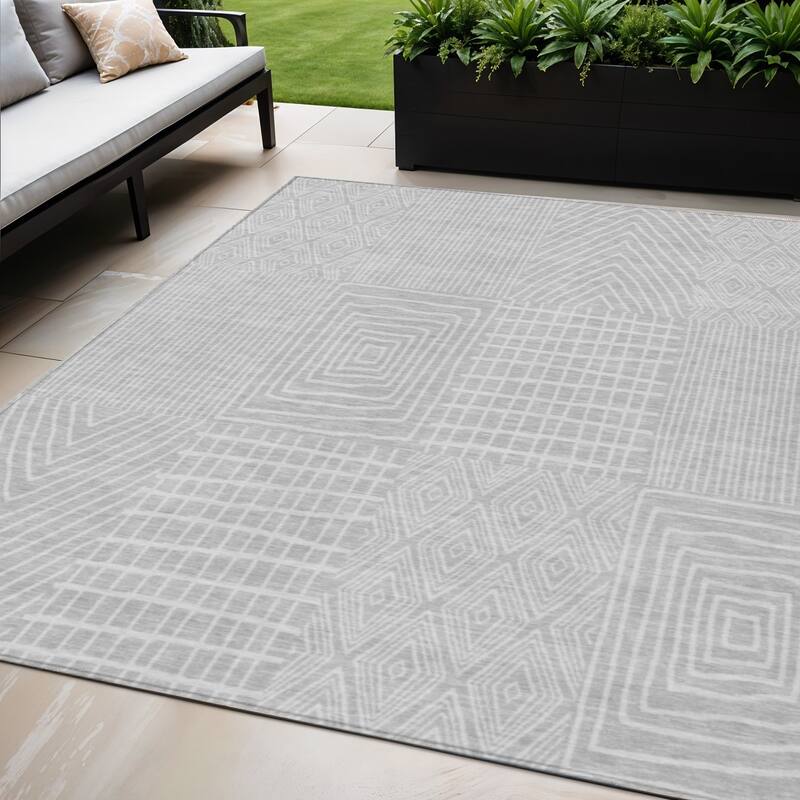 HomeRoots Geometric Transitional Rectangle Outdoor Rug - 8' X 10'