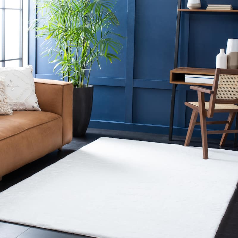 SAFAVIEH Faux Sheep Beniko Llinos 2.4-inch Thick Rug - 4' x 6' - Ivory