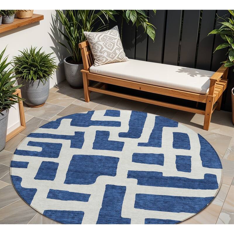 HomeRoots Abstract Transitional Rectangle Outdoor Rug - 8' Round