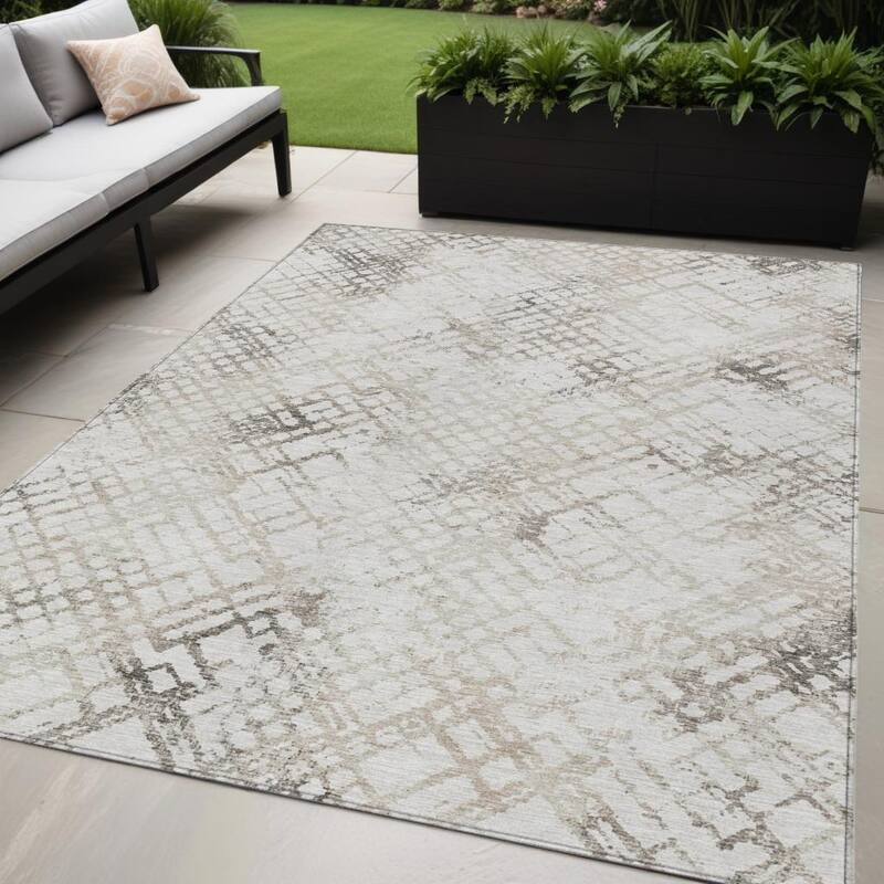 HomeRoots Geometric Transitional Rectangle Outdoor Rug - 5' X 8'