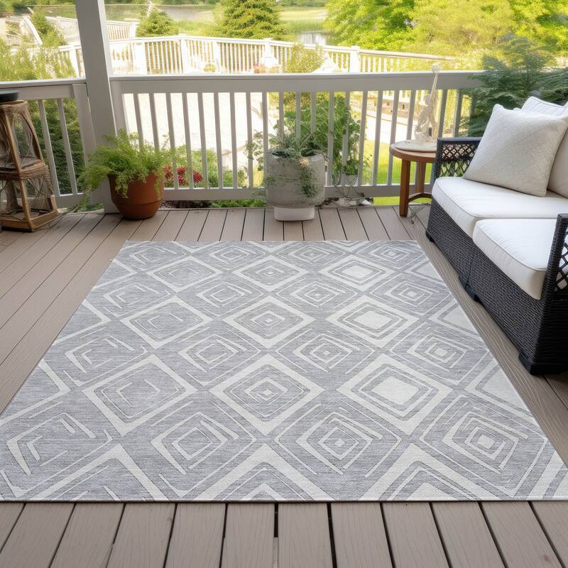 Machine Washable Indoor/ Outdoor Chantille Diamonds Ombre Rug - Silver - 2'6" x 3'10"