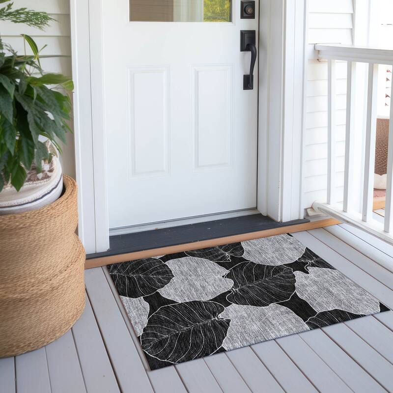 Machine Washable Indoor/ Outdoor Tropical Floral Chantille Rug - Black - 1'8" x 2'6"