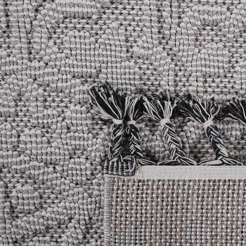 Guros Collection White / Ivory / Medallion Indoor / Outdoor Non-Shedding Area Rug