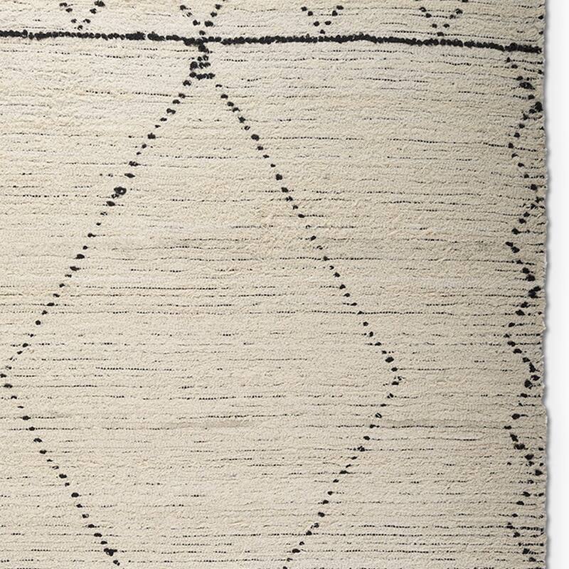 HomeRoots Geometric Modern Rectangle Area Rug - 96 in. x 60 in. x 0.4 in.