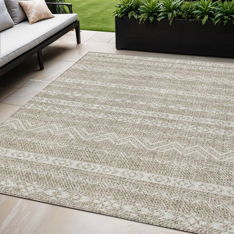 HomeRoots Southwestern Transitional Rectangle Outdoor Rug - 5' X 8'