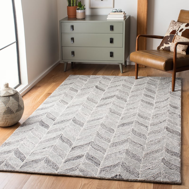 SAFAVIEH Handmade Abstract Jeltsje Chevron Wool Rug - 4' x 6' - Grey