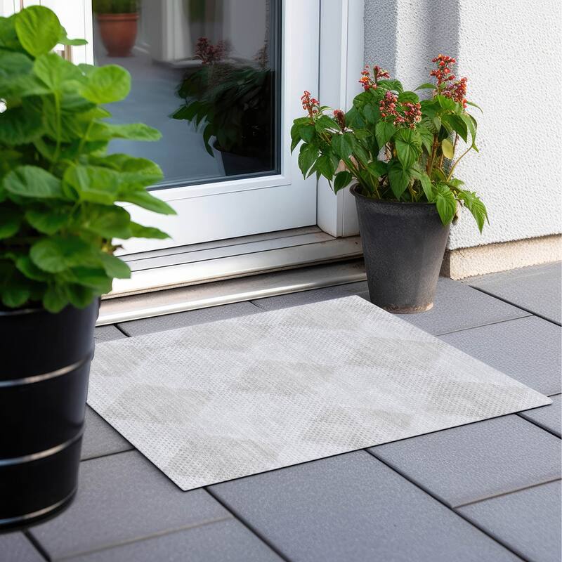 Machine Washable Indoor/ Outdoor Modern Diamonds Chantille Rug - Ivory - 1'8" x 2'6"