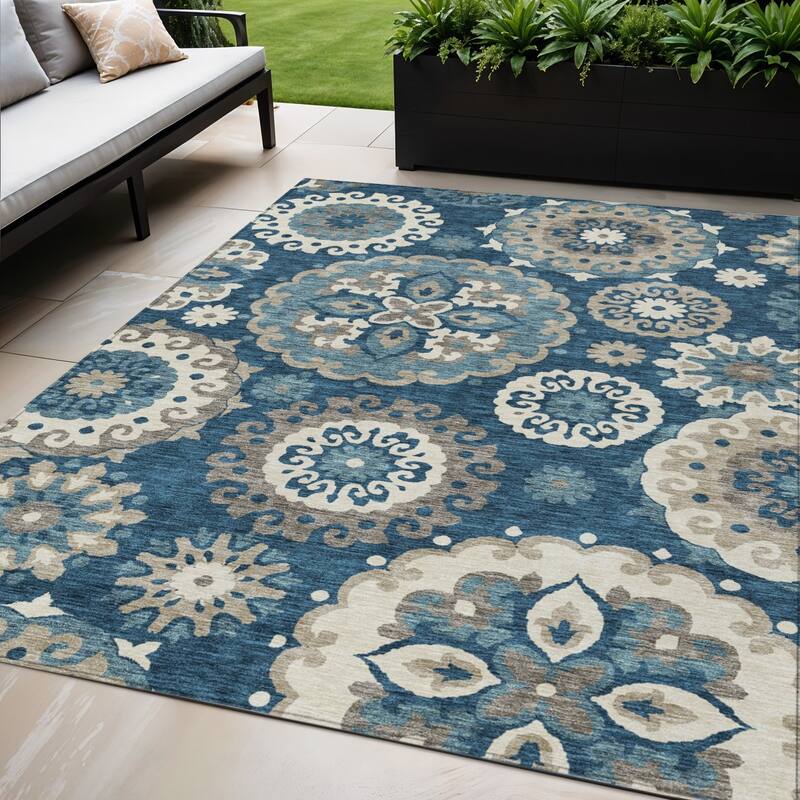 HomeRoots Floral Medallion Transitional Rectangle Outdoor Rug - 5' X 8'