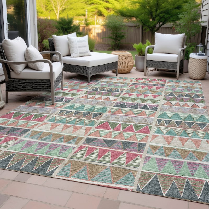Machine Washable Indoor/Outdoor Casual Pennant Chantille Rug