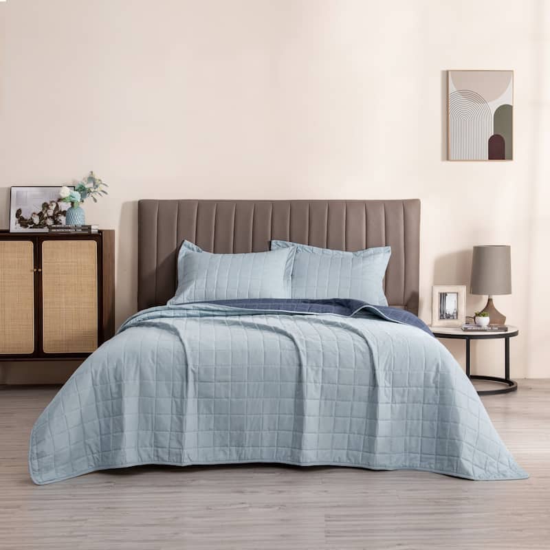 Luxurious Two-Tone Microfiber Quilt Set With Shams