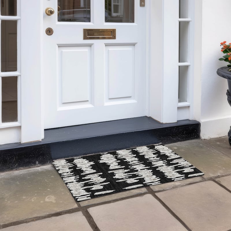 Machine Washable Indoor/ Outdoor Chantille Abstract Contemporary Rug - Black - 1'8" x 2'6"