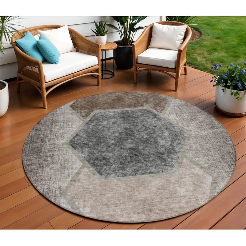 HomeRoots Geometric Transitional Rectangle Outdoor Rug - 8' Round