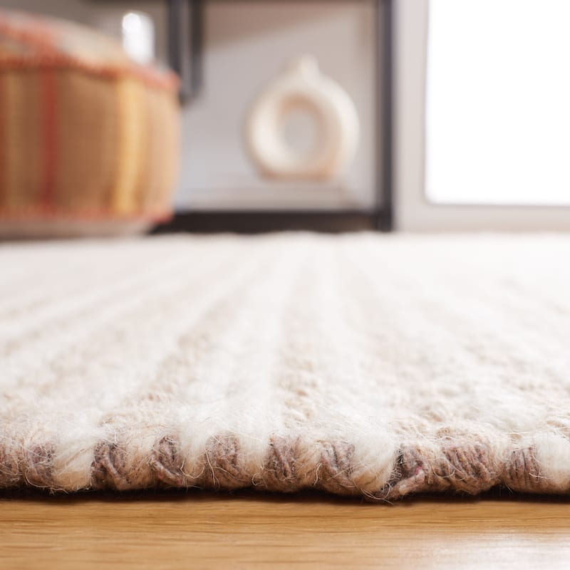 SAFAVIEH Handmade Natura Minne Fringe Wool Rug